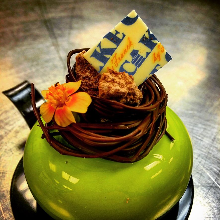 Entremets vert, nid en chocolat et fleur