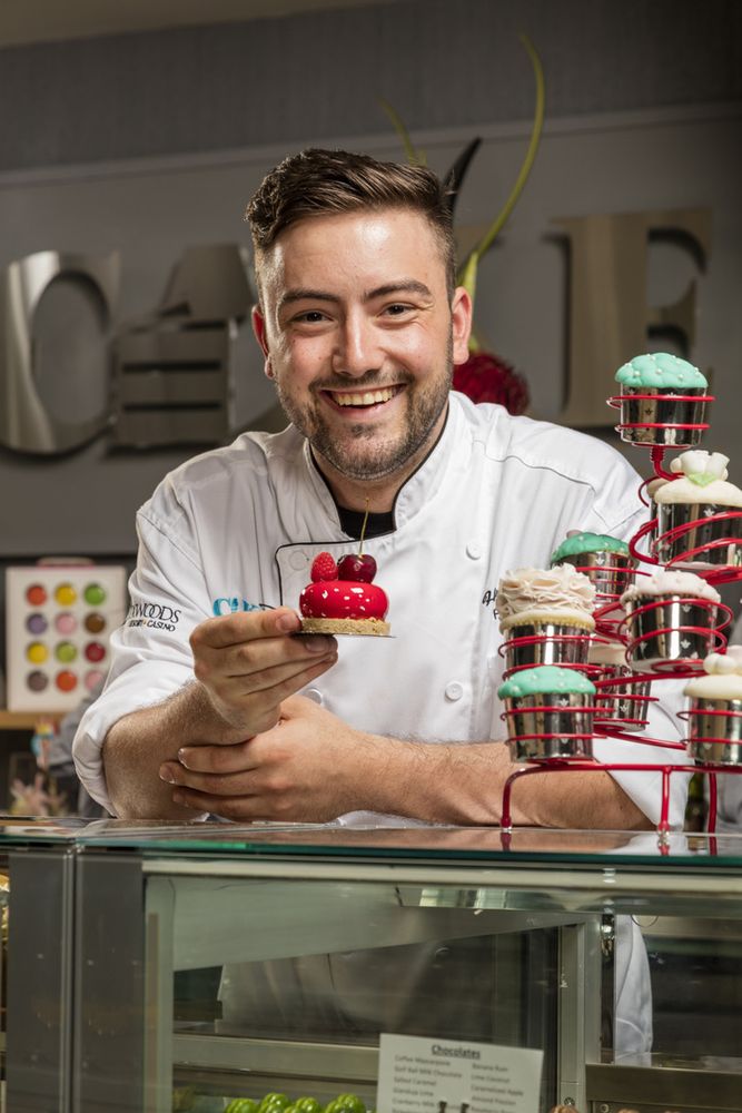 Florian Bazin, pâtissier, derrière la vitrine de CAKE by Franck